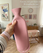 Bloggerin zeigt Foundly Wärmflasche im Interior Setting